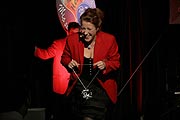 Probehalber hatte Luise Kinseher mal eine Narrhalla Jacke ausprobiert (©Foto: Martin Schmitz)